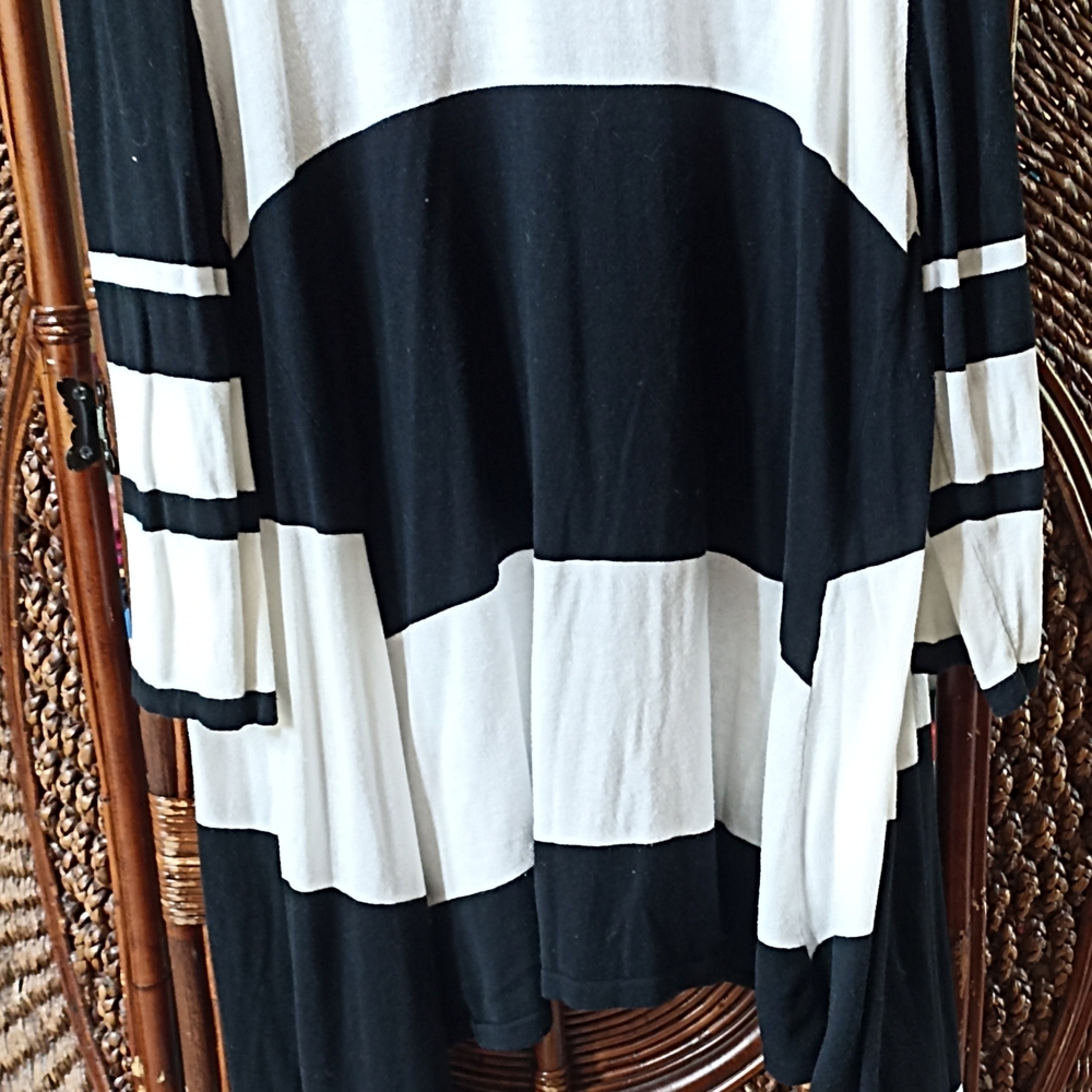 Monroe & Main Classic Black and White Top